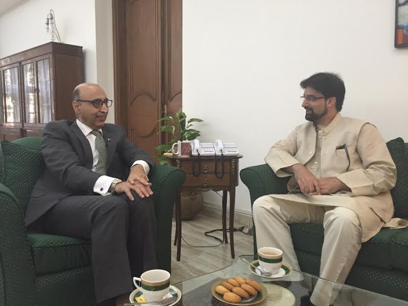 Mirwaiz talks Kashmir with Pak High Commissioner in New Delhi